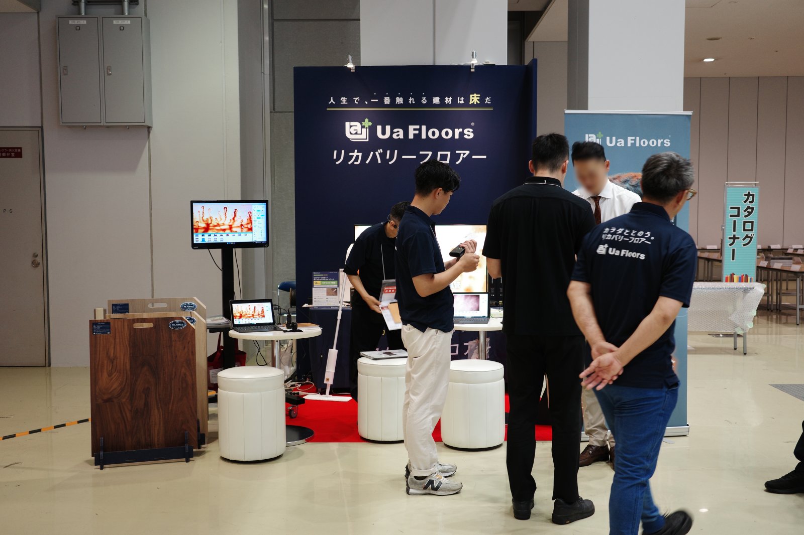 リフォーム産業フェア2026 UaFloorsブース全景と接客の様子