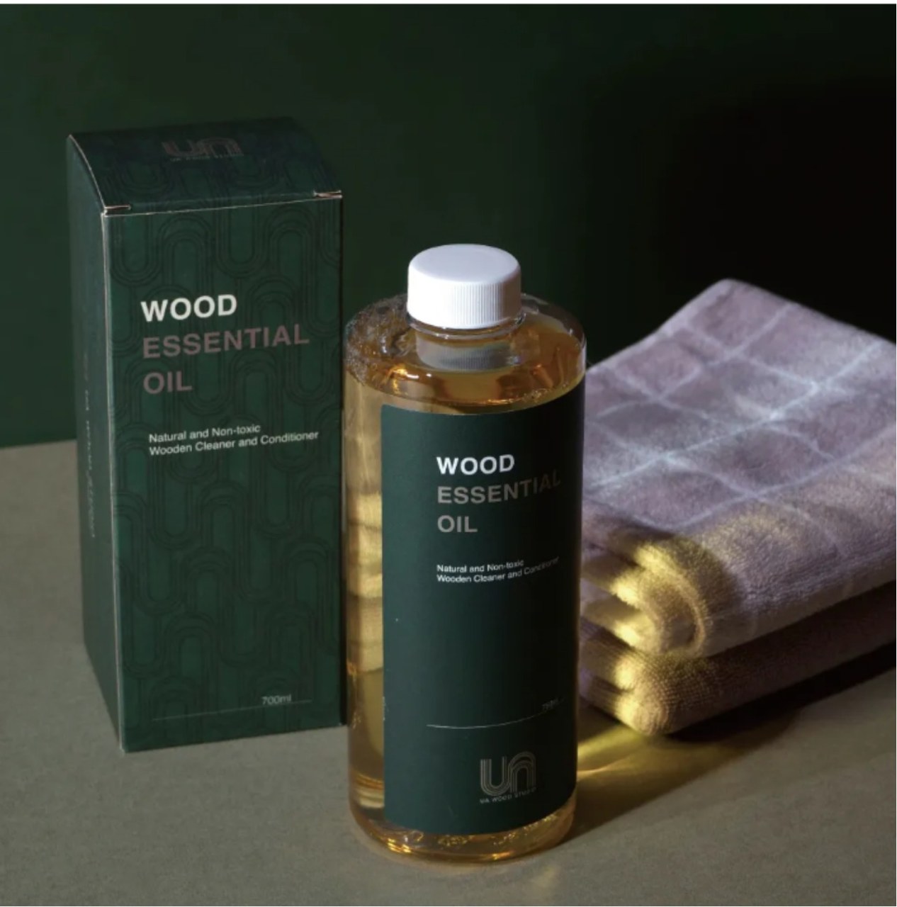 UA WOOD エッセンシャルオイル 700mlの瓶と箱